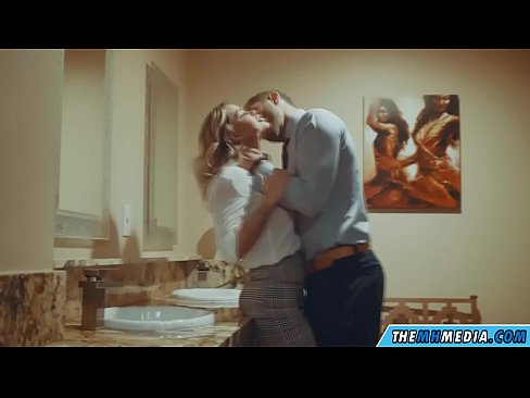 ❤️ 공공 화장실에서 가슴이 큰 금발이 당신을 유혹 할 때 포르노 ko.mysexgamer.ru에서 ﹏